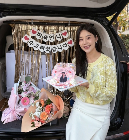   '검사' 한지혜, 추위 뚫는 화사한 미모! 러블리한 '윤슬맘'의 촬영 비하인드 공개