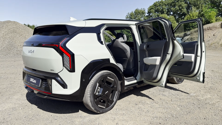  "경쟁 상대가 없다!" 소형 SUV 전기차 '기아 EV3' 2030 첫차로 딱 좋은 이유