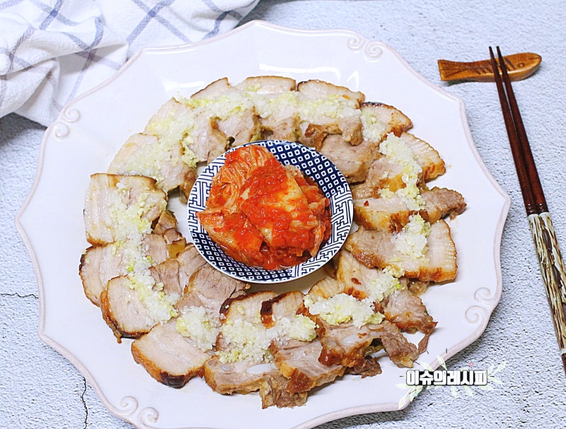 삼겹살 수육 맛있게 삶는법 수육에 어울리는 마늘소스 레시피  저수분 수육 부드럽게 삶는법