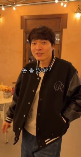  신정환, 잠실 술집 모델로 등장해서 머니건 퍼포먼스까지? 논란의 근황에 누리꾼 반응은
