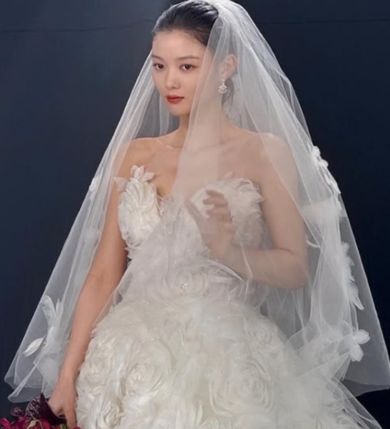   김유정, 눈부신 웨딩드레스 자태! '친애하는 X' 홍종현과 설레는 투샷 공개!