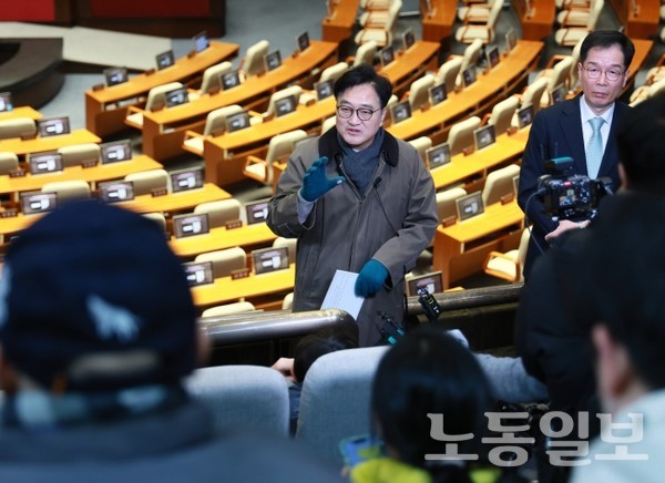 뉴스> <b>우원식</b> 의장, 12.3 비상<b>계엄</b> 해제 1주년 <b>다크투어</b> 진행