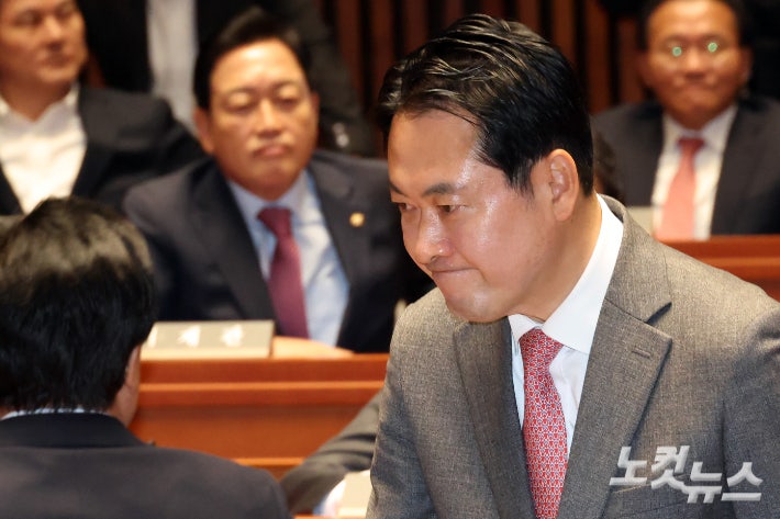 <b>장동혁</b> 대표의 ‘불법 <b>계엄</b>’ 사과 거부, 민주주의의 경고등