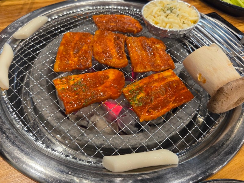 충주 홍천화로구이 | 숯불에 구워먹는 용산동 고기 맛집, 반찬도 최고!