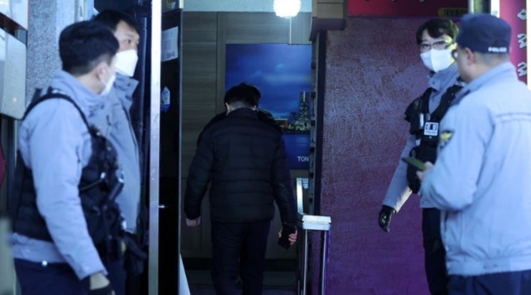 <b>창원</b> 마산 <b>모텔 흉기 난동</b> 어디 원인 이유 3명 피습 피의자 추락... 