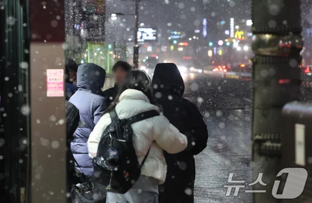 서울·인천·경기·<b>강원</b> <b>대설주의보</b>, 퇴근길 빙판길 안전 운전 및... 