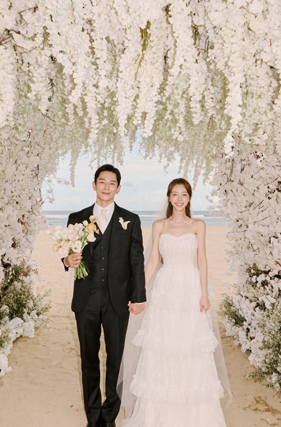 배우 <b>온주완</b> & <b>방민아</b>, <b>발리</b> 극비 <b>결혼</b>식 현장 공개!