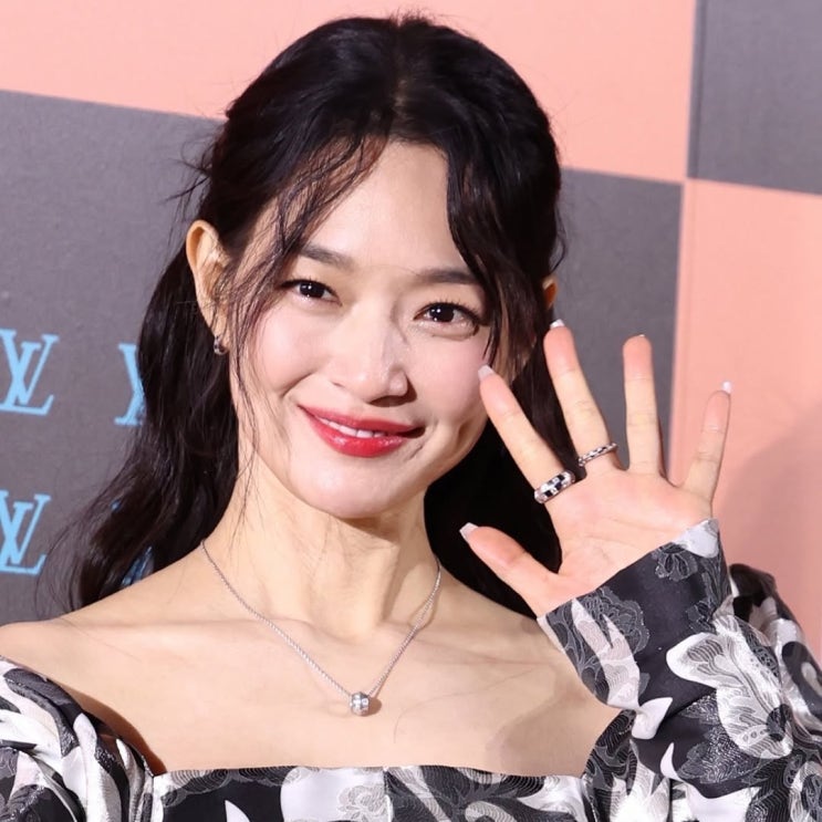  루이비통 행사 신민아 레드립 정체는?