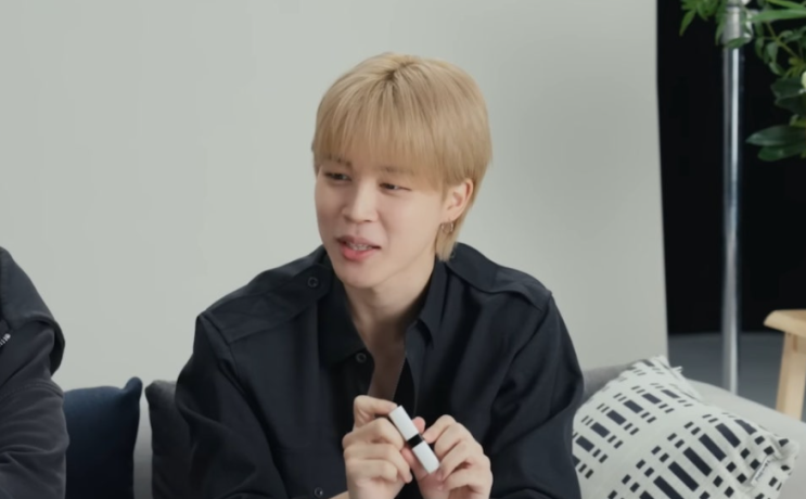  BTS 지민, 립밤 뭐길래? 가방에서 꺼낸 순간 품절 대란… “바비브라운 베어핑”