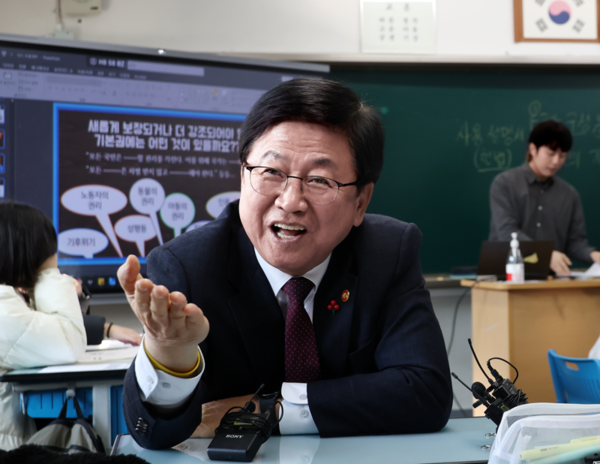 내년 전담 부서로 <b>확대</b>... 최교진 장관 "헌법<b>교육</b> 제도화"