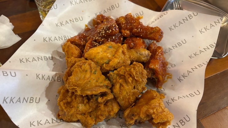  [수지/치킨] 깐부치킨 죽전새터내대지점_후라이드 양념 반반에 골뱅이쫄면 근본조합