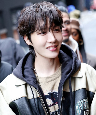 제이홉 루이비통 행사서 선보인 트렌디 패션 아이콘