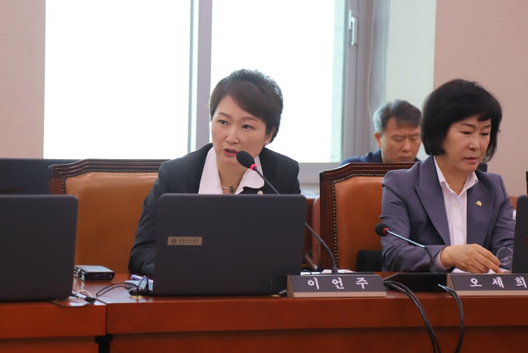 이언주 의원 대표 발의 '<b>반도체 특별법</b>' 국회 산자위 <b>통과</b>