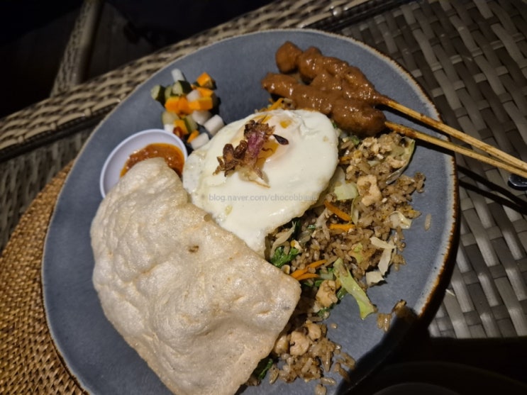  발리 공항 근처 맛집 보드워크 레스토랑 발리현지식 인도네시아 코모도 라부안바조 여행