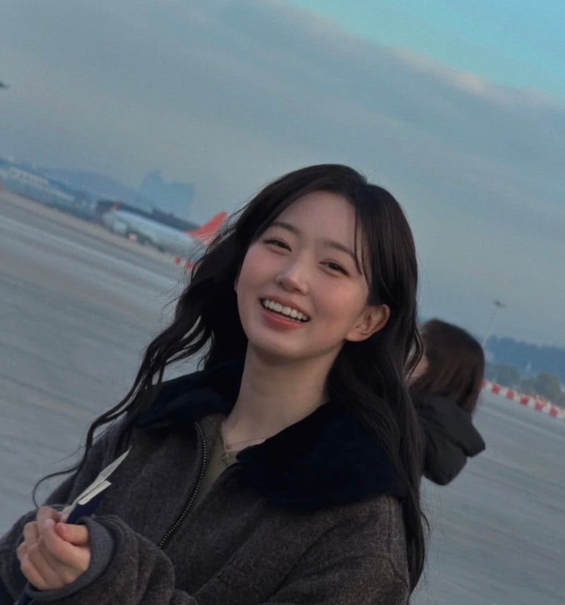 엔믹스(NMIXX) 해원, 힙스터 감성 폭발! 공항 패션 속 '투 백' 스타일링과 핑크 백 정보 파헤치....