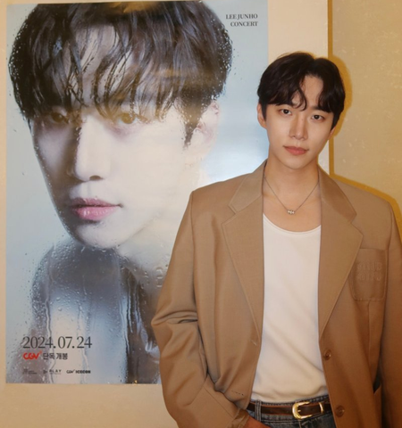 <b>이준호</b> 대만으로 <b>출국</b>하며 팬들에게 다정한 손인사