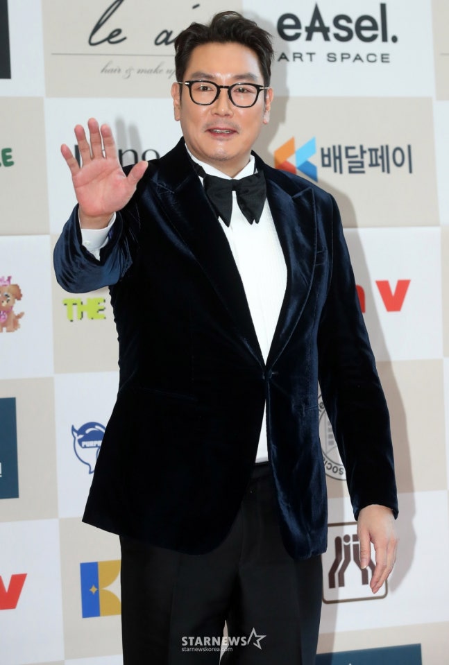 <b>조진웅</b>, 미성년 시절 '<b>소년범</b>' 전력 <b>인정</b> | 성폭행 의혹은 강력... 