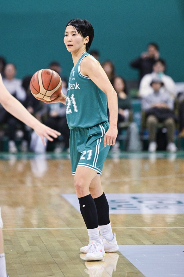 첫 MVP! <b>이이지마 사키</b>, <b>하나은행</b>을 1위로 이끌다”