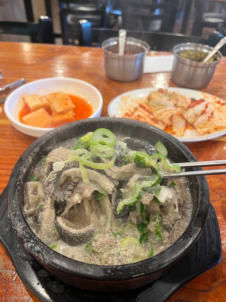  개신해장국, 엥 메뉴가 바뀌었넹. 요긴 개신해장국이지만 내장탕 전문입니당! 뜨거운 온돌 바닥은 덤!