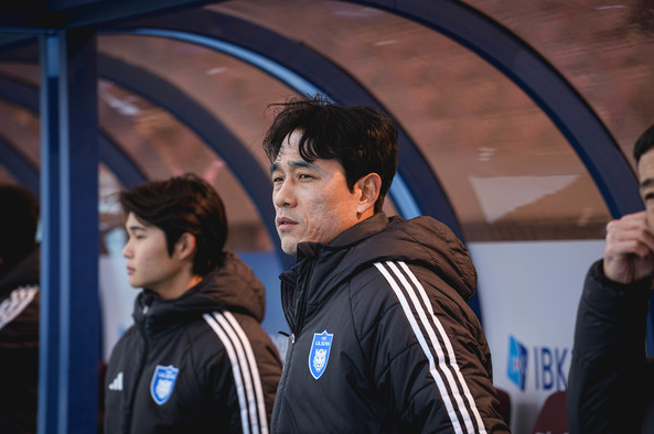 '주멘' <b>박주영</b> <b>코치</b>, 각종 논란 휩싸인 <b>울산</b> 퇴단… “기대에... 