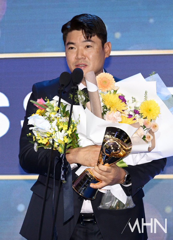 <b>노경은</b>·SSG 랜더스, ‘<b>페어플레이상</b>’ 첫 수상 영예... 