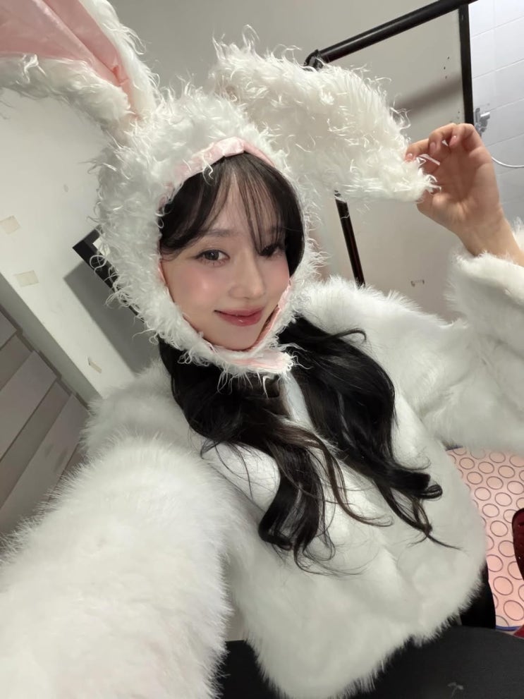  사랑스러움 가득한 에스파 윈터, 청순 인형탈 윙크 하며 청순 비주얼 클래스 뿜뿜