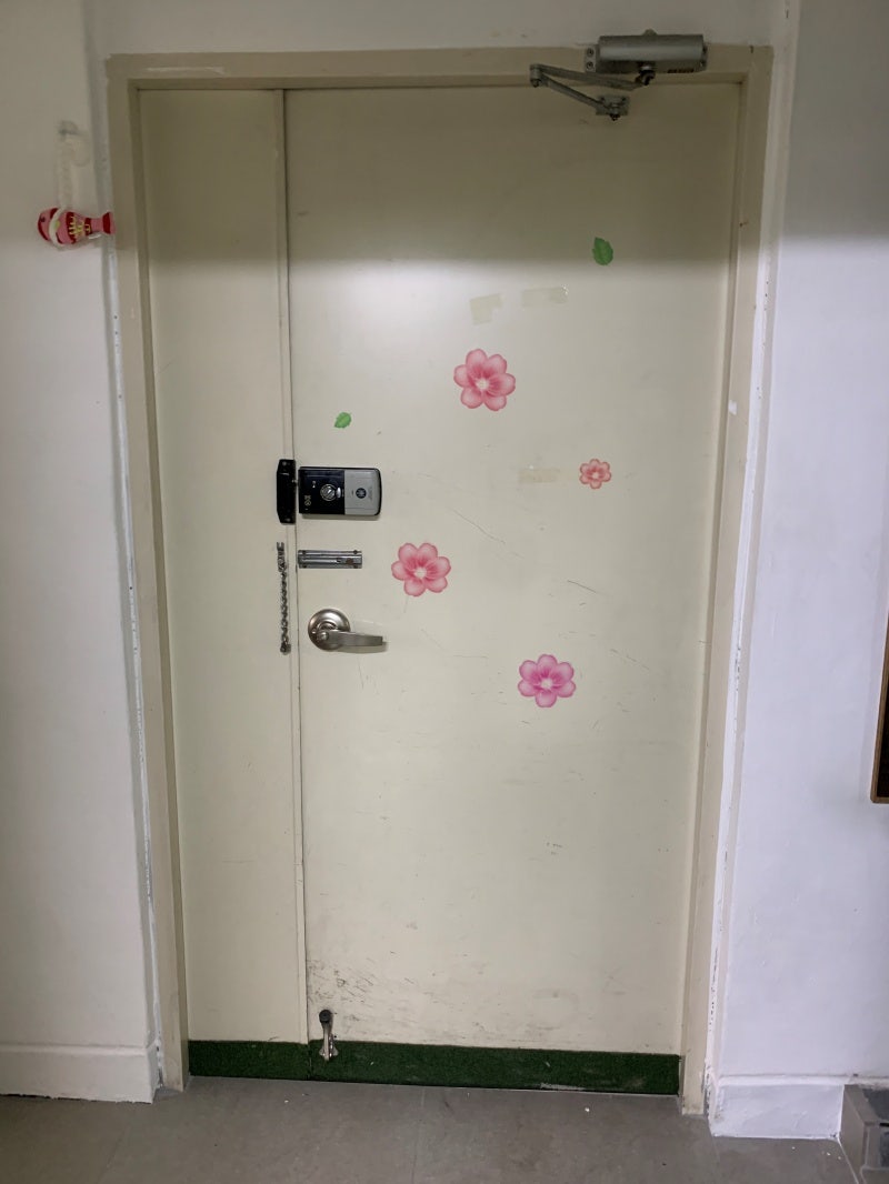 현관문시트지 시공 문틀 필름 수원 영통구 아파트