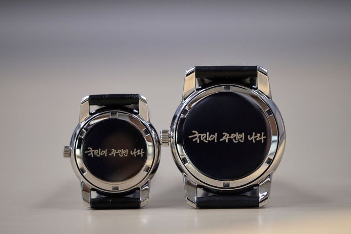 <b>이재명 대통령 손목시계</b> 공개, 취임 6개월 기념 이재명자필... 