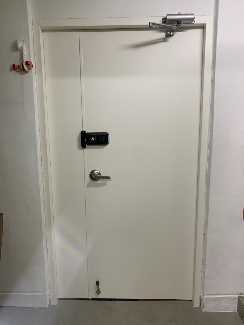 현관문시트지 시공 문틀 필름 수원 영통구 아파트