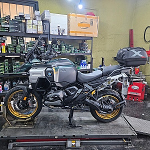 BMW R1300GSA 기비 탑박스 캐리어 및 가방 장착 작업 후기 오토바이 정비 부품