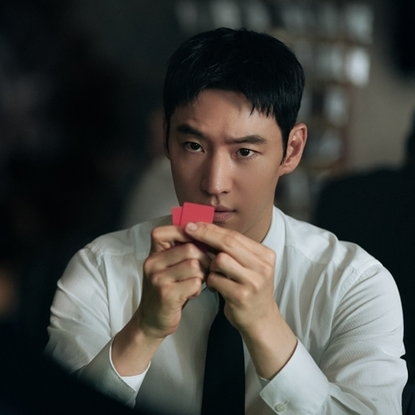 ‘<b>모범택시3</b>’ <b>타짜도기</b>로 변신한 이제훈, 장혁진과 도박판 접수