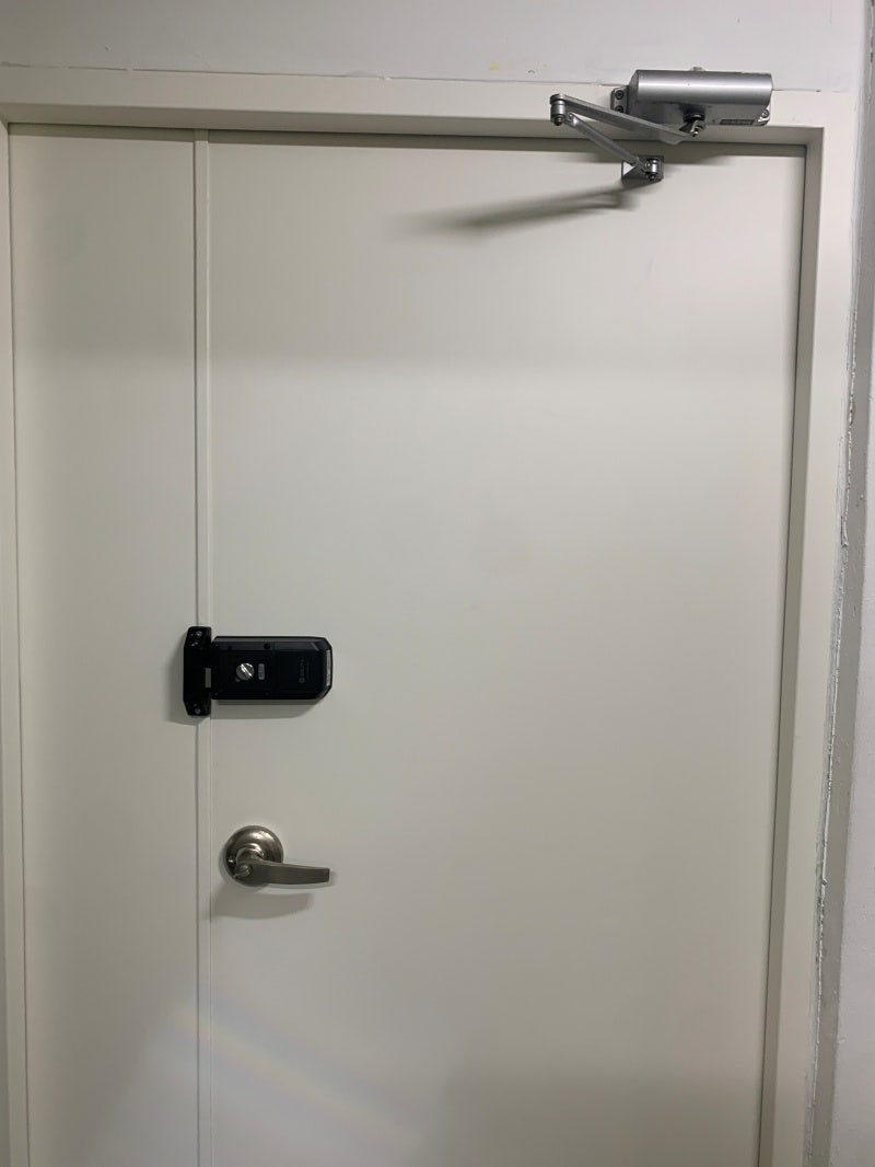 현관문시트지 시공 문틀 필름 수원 영통구 아파트