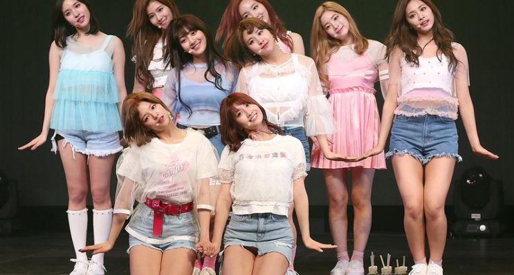 <b>트와이스 홍콩 화재</b> 피해 복구를 위한 1억 8800만원 <b>기부</b>