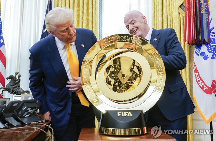 <b>트럼프</b>, 노벨상 대신 <b>FIFA</b> 신설 <b>평화상</b> 첫 <b>수상</b>! 조 추첨식을... 