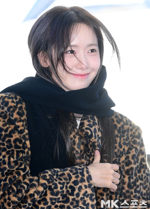  ️ 임윤아, 대만행 공항 패션! 칼바람에 '머리카락 고드름'까지 맺힌 청순 여신