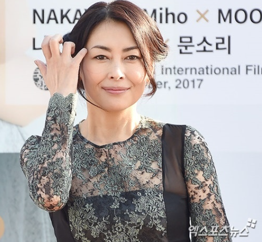   '러브레터' 故 나카야마 미호, 사망 1주기... 자택 욕조에서 발견된 비운의 국민 배우!