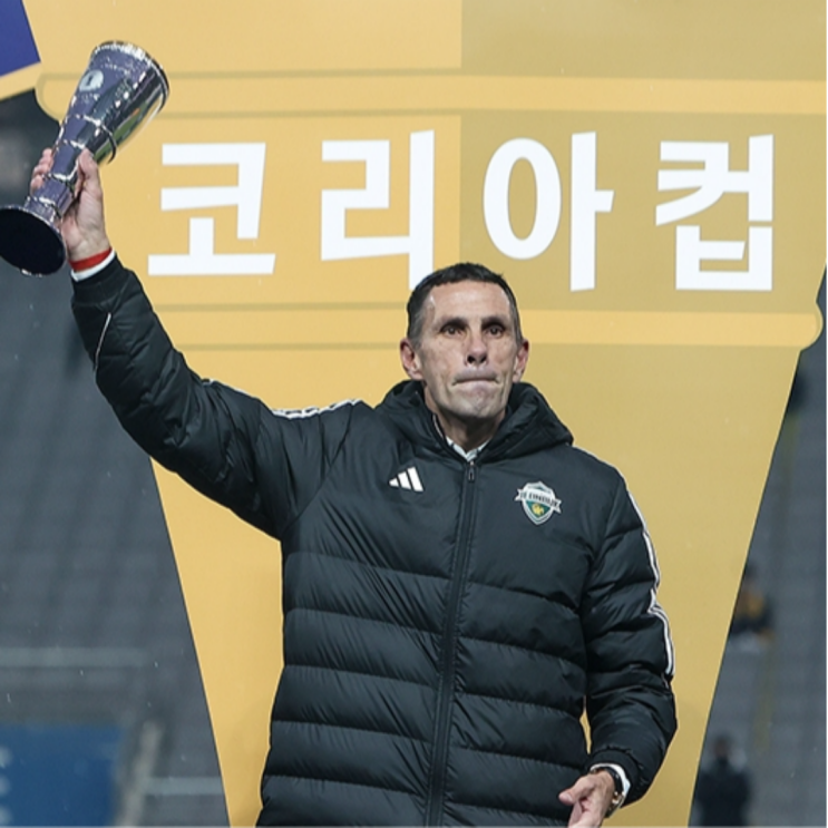 코리아컵 우승으로 5년만에 2관왕 달성한 전북현대!! 하지만 이동준과 김우성 등의 심판협회와 축구연맹이 포옛 감독과 외국인 코칭스태프를 떠나보내게 했다!! 이게 인종차별 같은데..