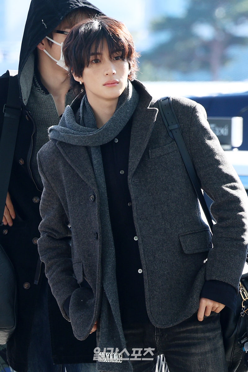 RIIZE's Anton's AAA Departure Look: Men's Winter Fashion with a SATUR Short Coat