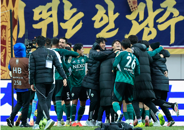 전북 6번째 <b>코리아컵 우승</b>, 슈퍼스타 이승우가 경기를... 