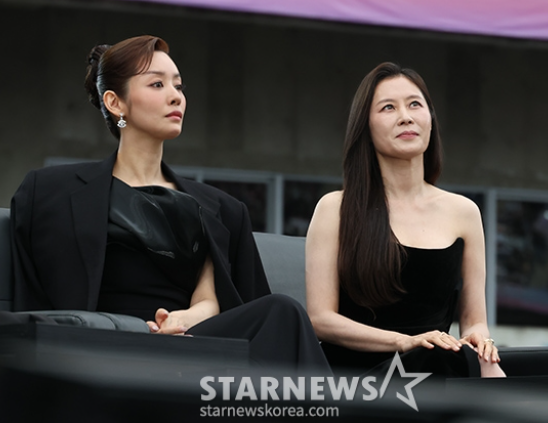   문소리, '10주년 AAA 2025' 시상식에서 포착된 '그윽한 시선'의 여배우 아우라
