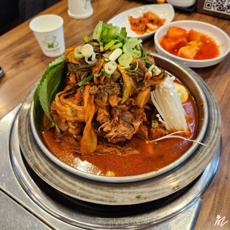  내돈내산 [송파나루] 청년 감자탕 송파 본점  - 고기가 탑으로 쌓여 있는 감자탕 맛집