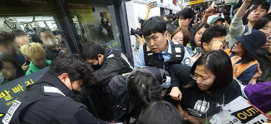 <b>전장연</b> 시위 용산역 지하철 1호선