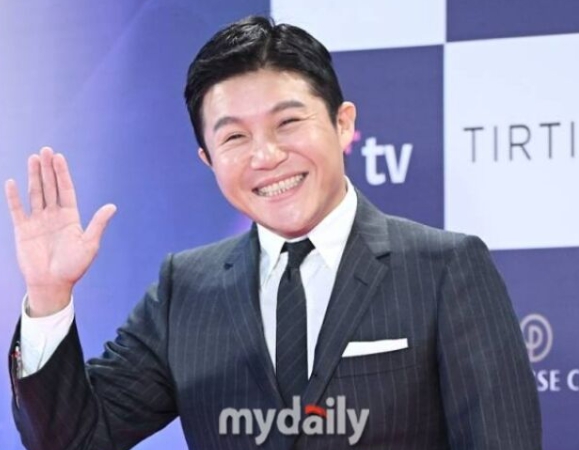   조세호 조폭 연루 논란 확산! 폭로자 A씨, “조세호 양심이 말할 것” 결혼 전 와이프 포함 사진 추가 폭로 예고