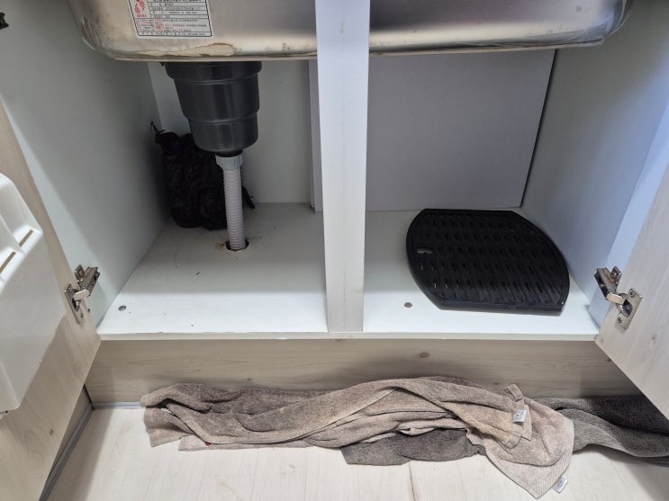  싱크대 바닥으로 물 샘 배수관 물 역류 해결 방법 서울 경기