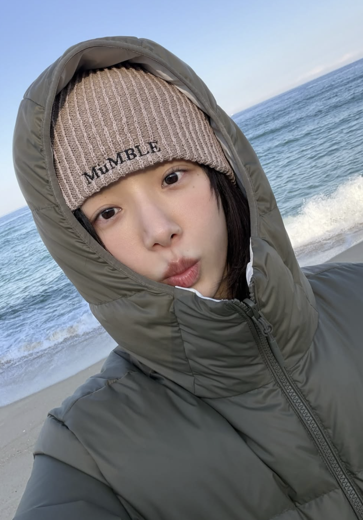  [셀럽 패션] 겨울 바다 감성룩의 정석! 박규영 패딩 & 비니 어디꺼?