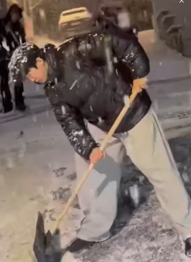   임영웅, 폭설 속 삽 들고 등장! "내 집 앞 눈은 내가 치우자" 선한 영향력에 감동!