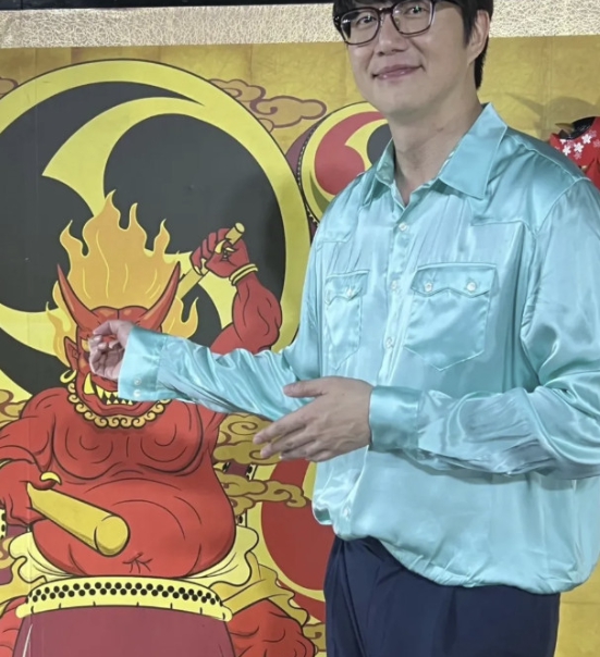   가수 성시경, 日 예능서 또 터진 ‘패션 혹평’에 유쾌한 응답! “알았으니까 그만해요”