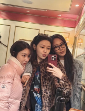 소녀시대, 유리 생일에 써니까지 깜짝 등장! 데뷔 18년 차에도 변함없는 '영원한 우정' 확인