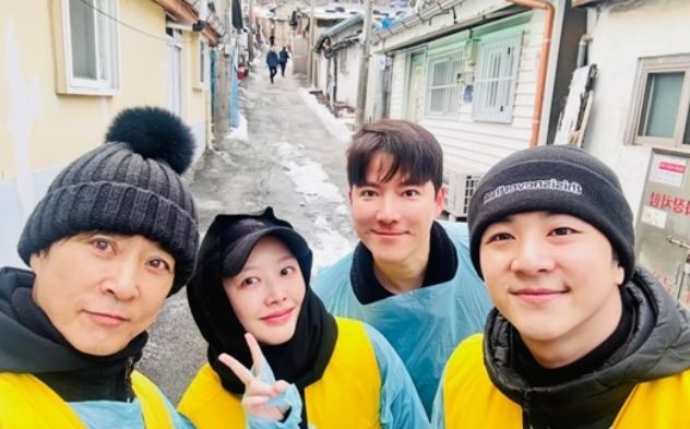   배우 최수종, '천사설' 부추기는 훈훈한 근황 포착! 올해도 조카 '조태관'과 함께 연탄 봉사