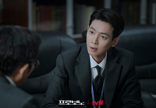   tvN 드라마 프로보노 1화: 국민판사 강다윗, 12억 '사과박스 함정'에 빠져 비리 판사로 추락